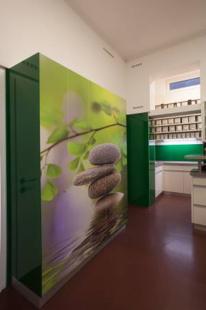 Apotheke Tischlerarbeit Tischler Ausstattung Moebel nach Ma   angepasst Ueberblick Verkaufsraum Kundenbereich Verkaufspult Steiermark Oesterreich Semmernegg  3 